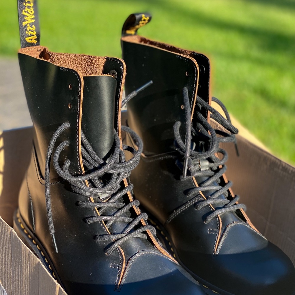 Dr. Martens Jadon Decon Boots in Black Vintage Smooth [25240001]